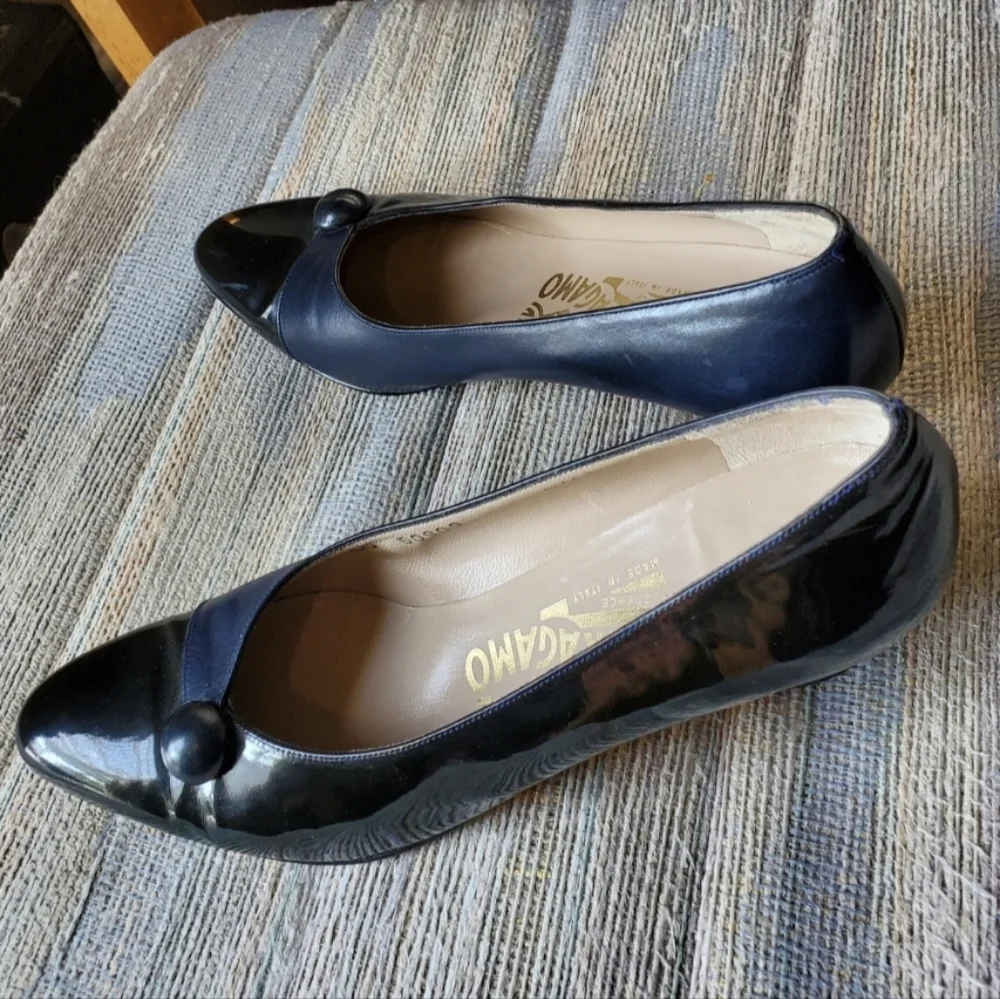 Salvatore Ferragamo Navy Blue/ Black Patent Leather Heel Pumps Shoes Sz 6 1/2 AA - Picture 11 of 12